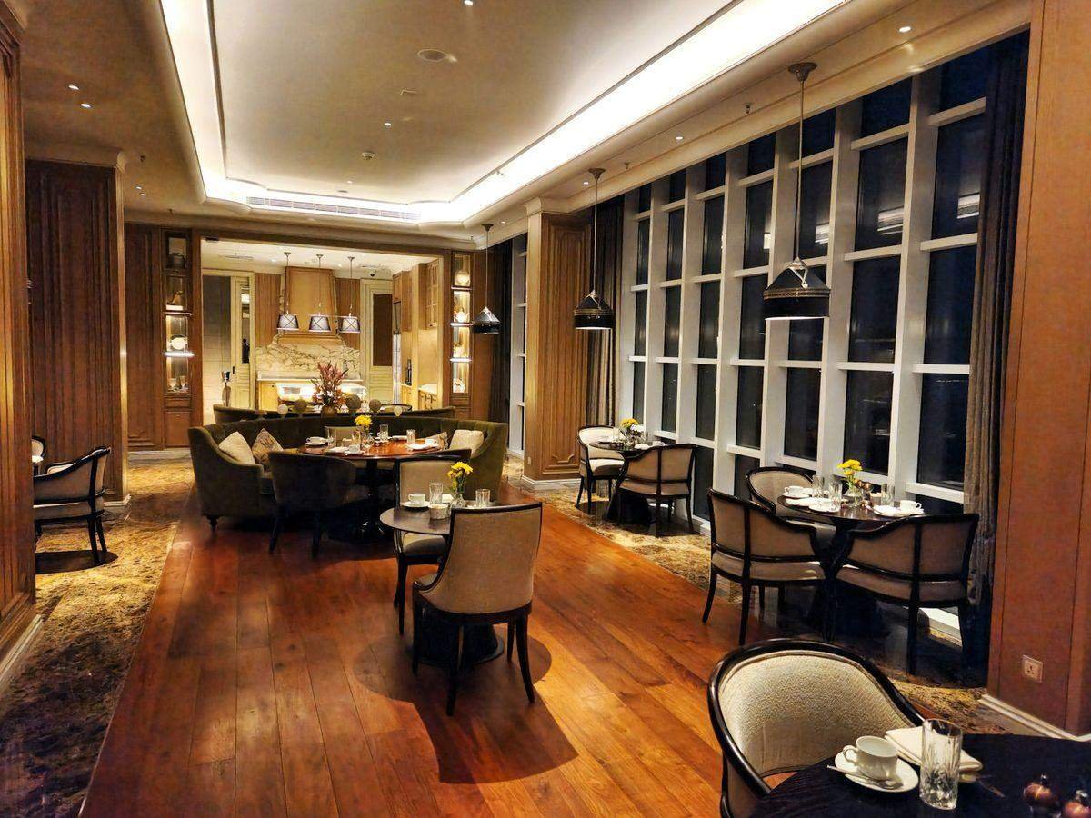 餐廳英文 restaurant English guide — elegant restaurant dining room interior