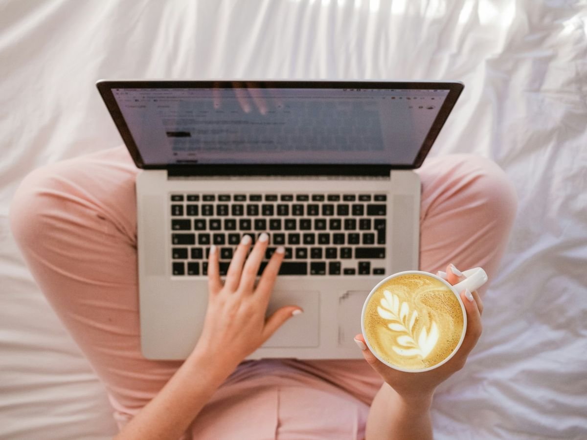 週六英文 study session with a laptop and latte on a relaxed Saturday morning