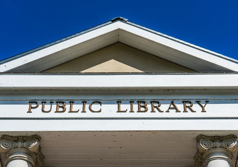 Public library for free English self-study in Shilin
