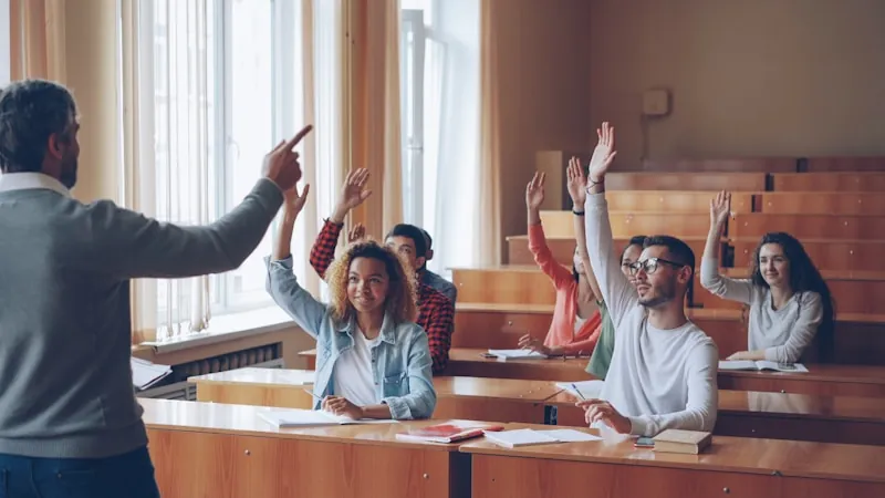 小班英文 small-group English class students raising hands to answer