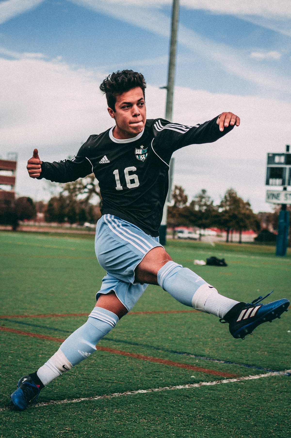 足球員踢球並比讚 soccer player illustrating English sports idioms 運動英文慣用語