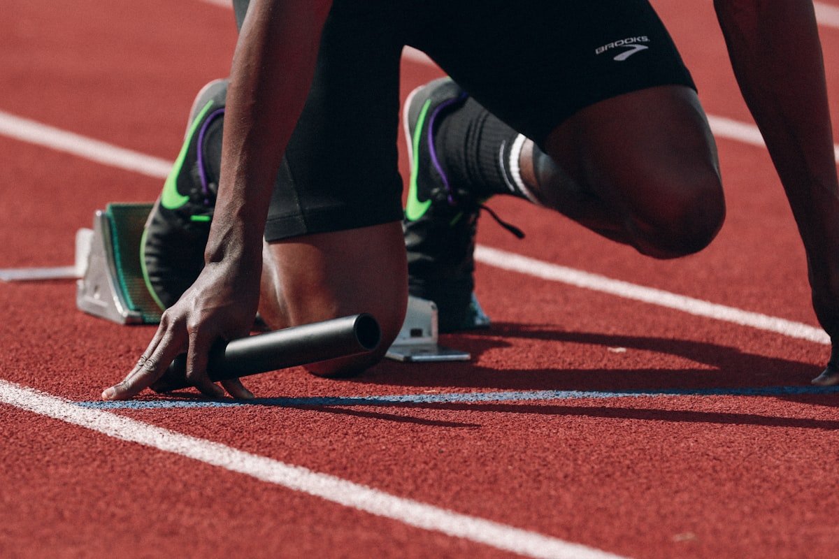起跑架上的短跑選手 sprinter in starting blocks ready to jump the gun 操之過急