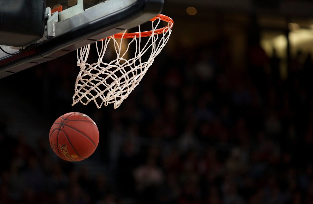 籃球投進籃框 basketball through the hoop illustrating ball-game idioms 球類慣用語