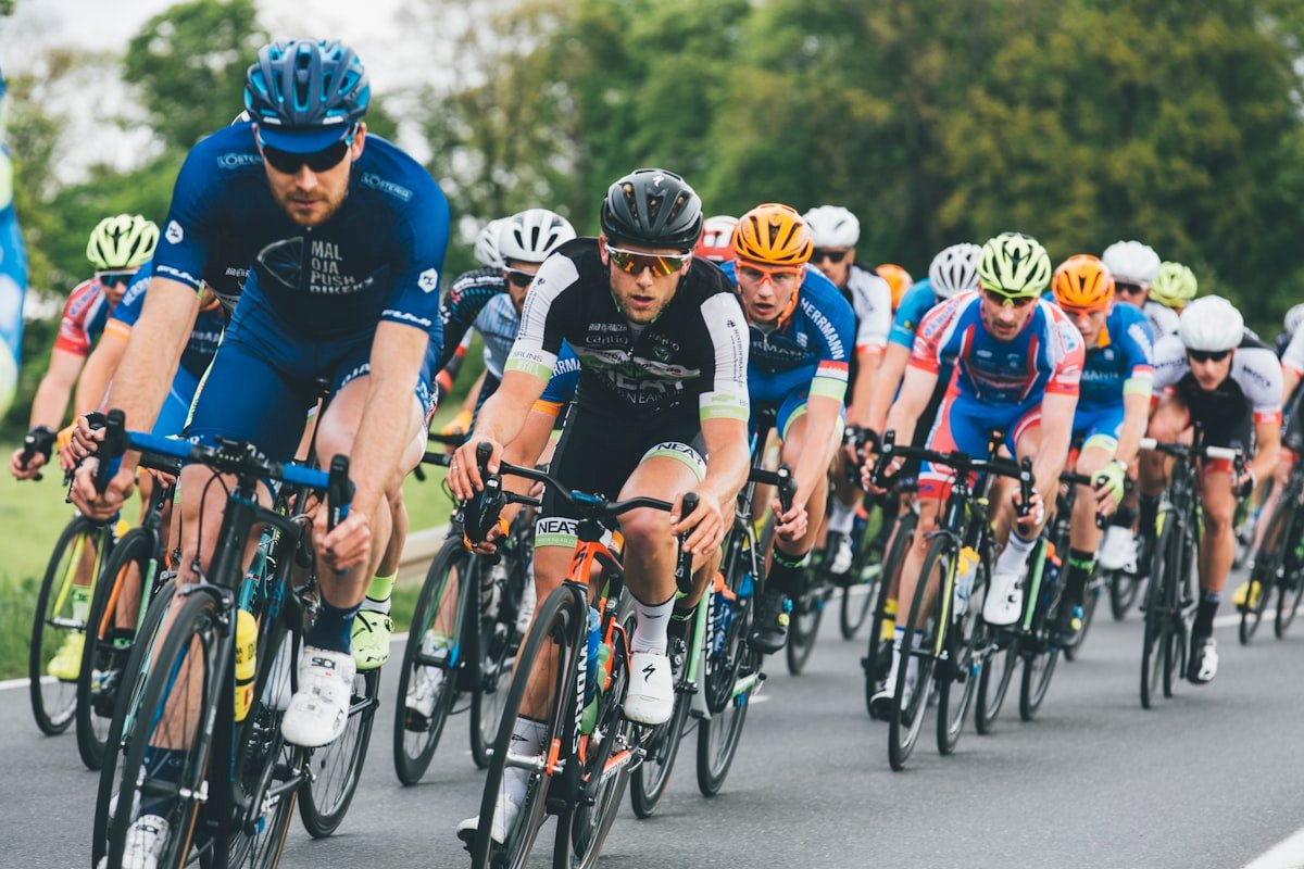 自行車競賽並駕齊驅 cyclists racing neck and neck down to the wire 勢均力敵