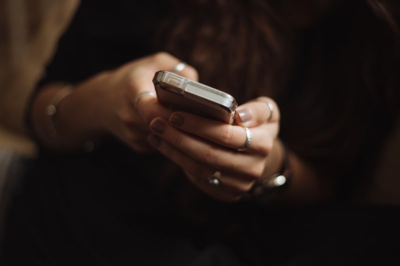 Person texting with common English texting slang and abbreviations