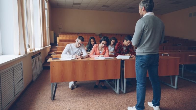 TOEIC preparation course 多益補習班 class with students in Taiwan