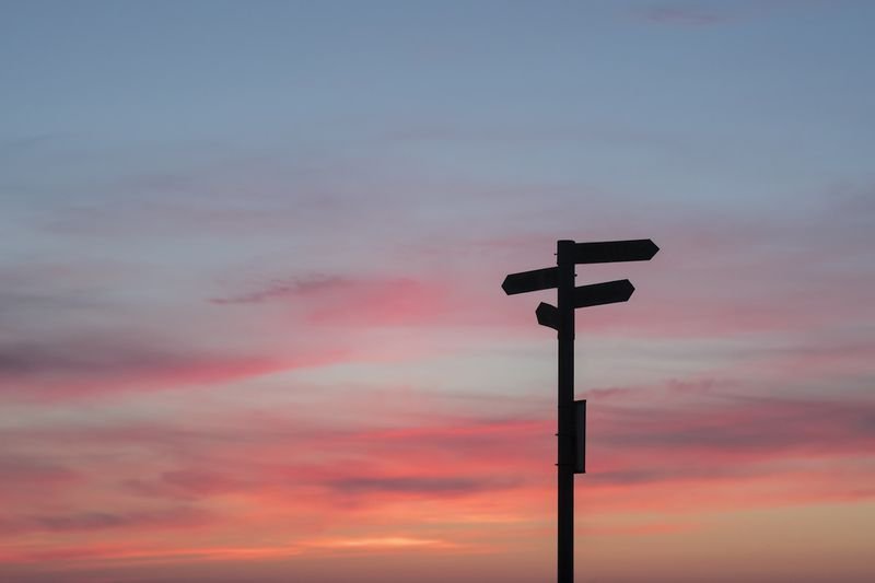 Signpost at a crossroads representing make a decision in the make vs do difference