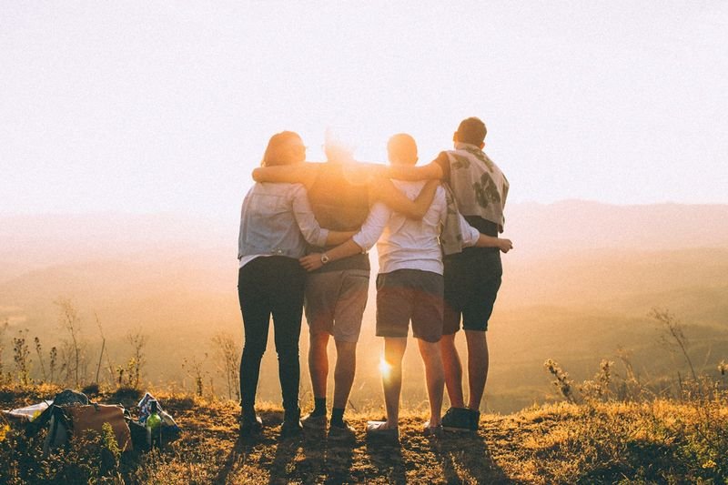 Four friends watching a sunset, the make vs do collocation make friends