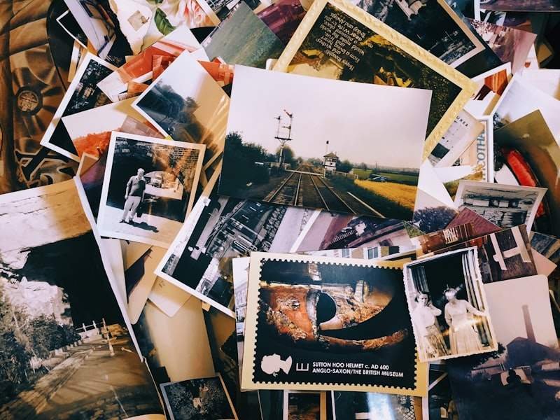 used to past habits shown by a pile of old photographs 過去習慣