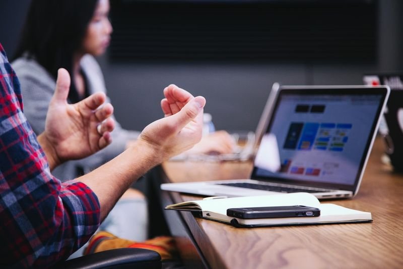 Business meeting — using professional English phrases for agreement and discussion