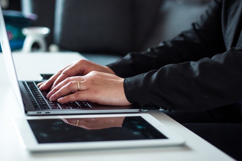businessman writing English email at work 職場英文email