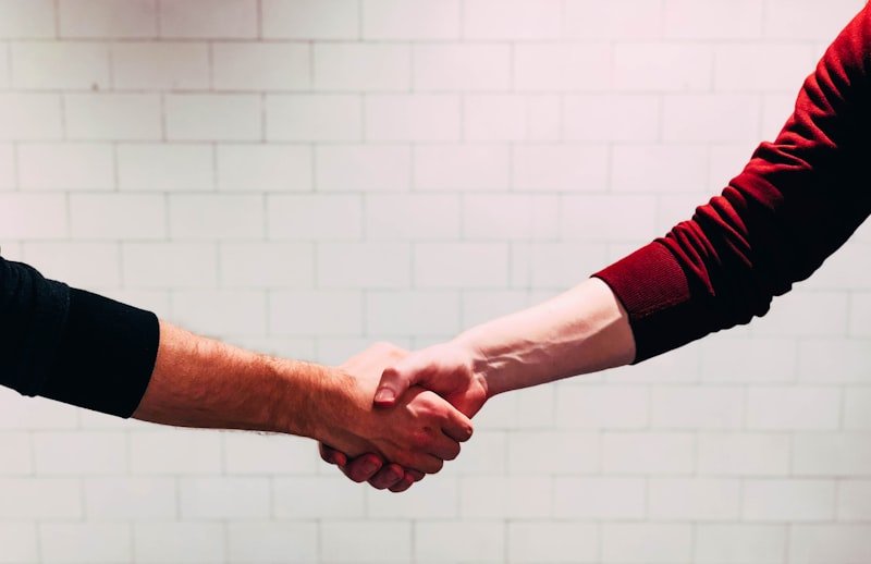 Call a truce English idiom — two people shaking hands to end a conflict