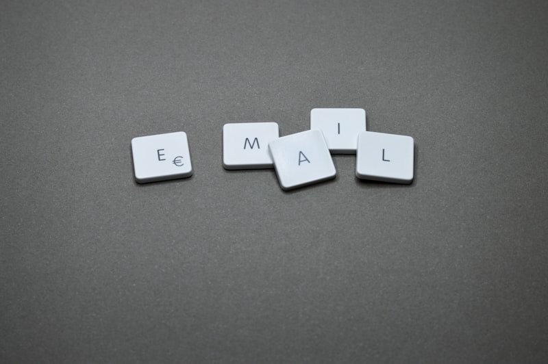 email subject line spelled in letter tiles 英文主旨