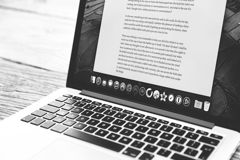 professional email writing on MacBook 商業英文email