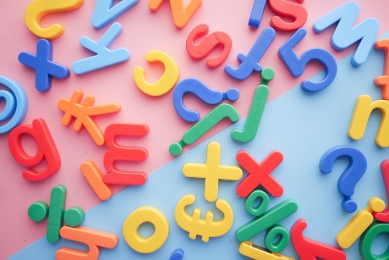 English alphabet letters highlighting vowels for a vs an article rule