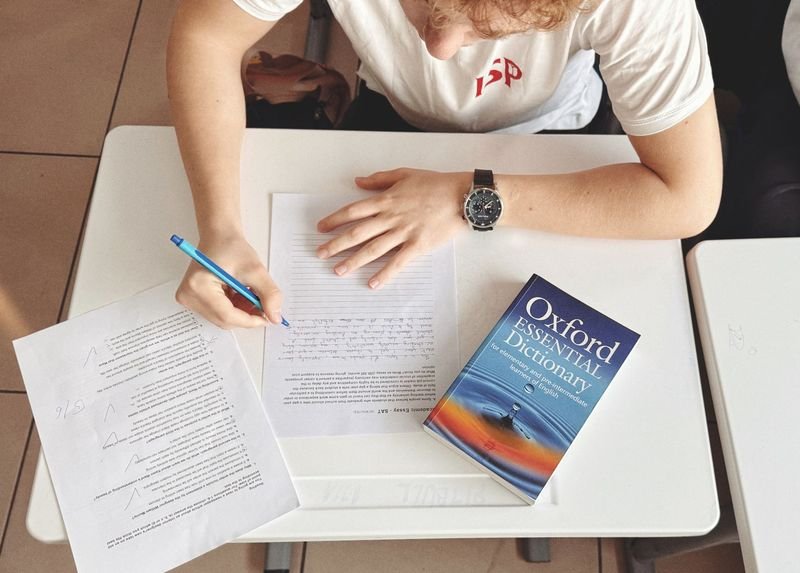 English learner studying vocabulary flashcards with phrasal verbs