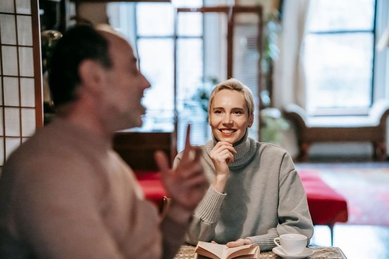 get along English conversation phrasal verb