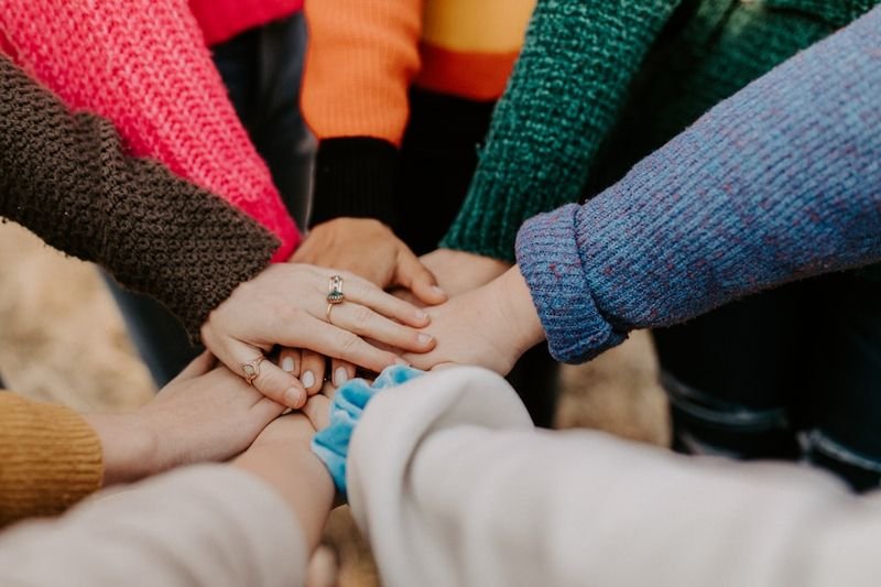 People helping each other — give away meaning in English, donate and share (give away送出捐贈)
