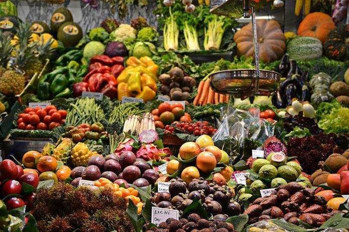 Lots of and plenty of in English — fruit market shows large quantities