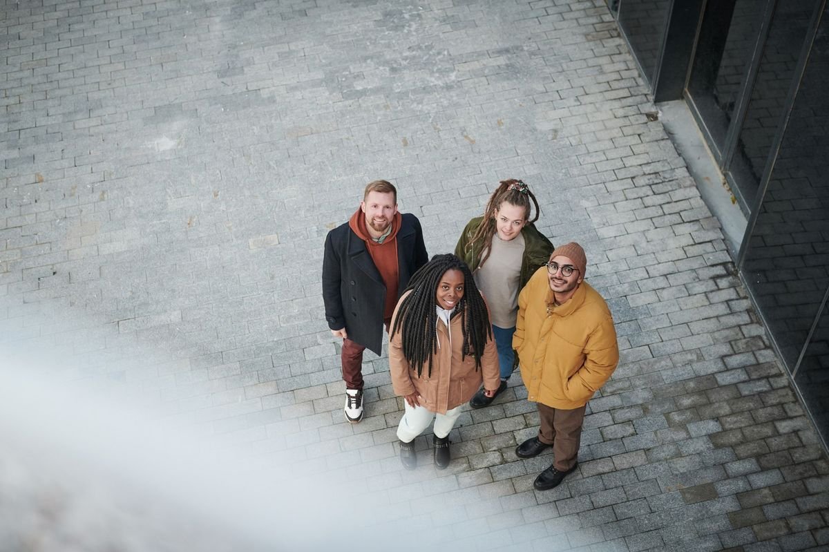 personality adjectives in English — diverse group of people with different characters