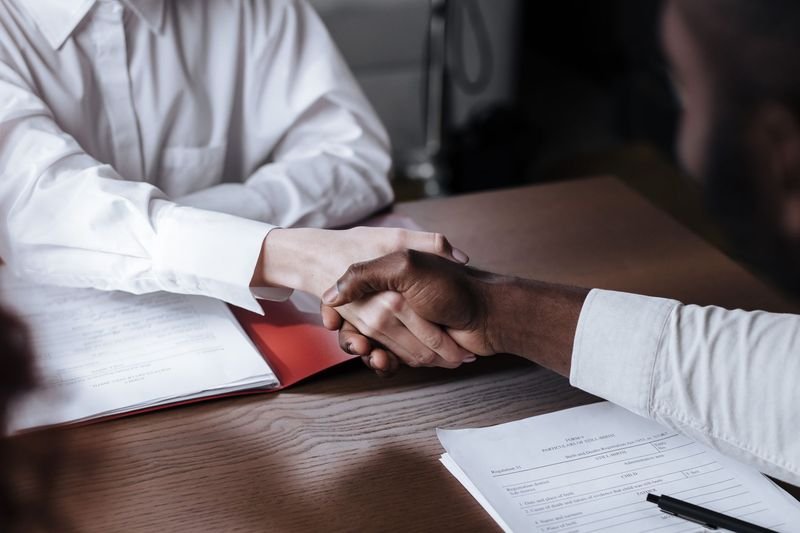 personality adjectives used in English job interviews — handshake