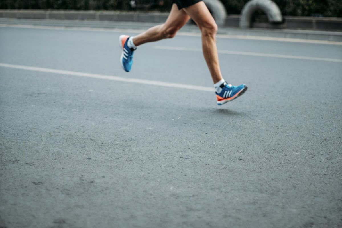 Runner on road representing phrasal verbs with run in English