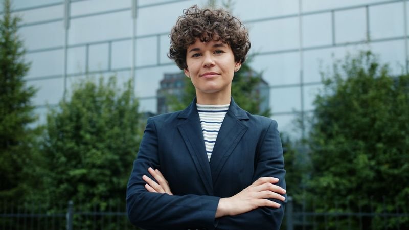 positive personality adjectives English — confident woman describing her character
