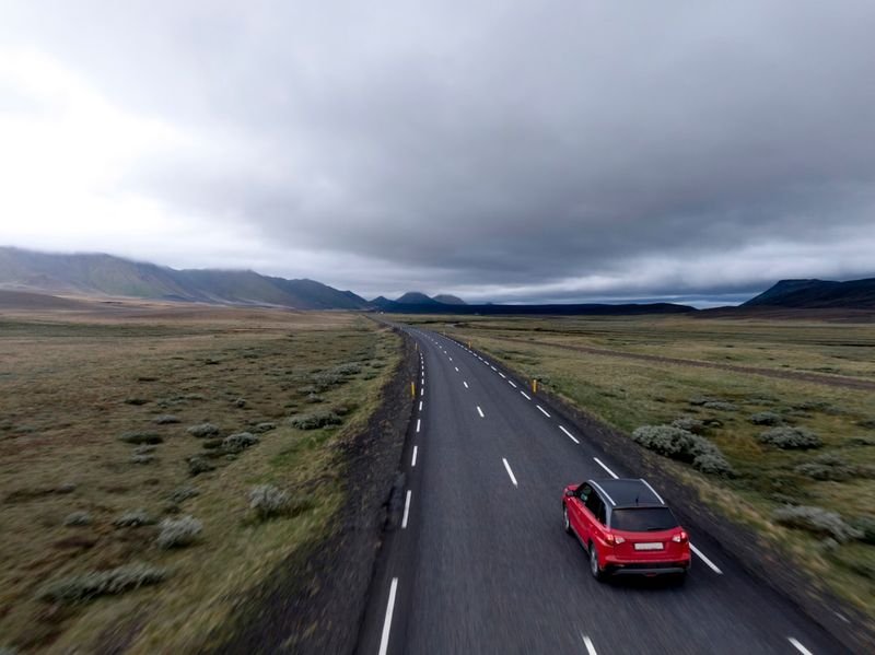 car pulled over on roadside - pull over phrasal verb meaning