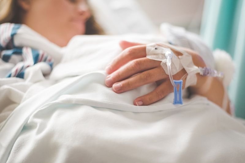 pull through phrasal verb meaning - recovering from a difficult situation