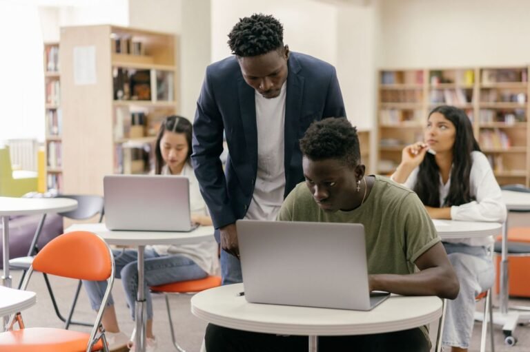 School and learning idioms in English — students studying together in a bright library
