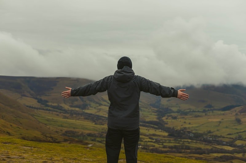 Stick to your guns English idiom — person showing determination and unshakeable confidence