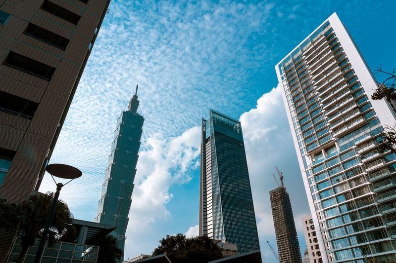 Taiwanese professional using English phrasal verbs in a business context