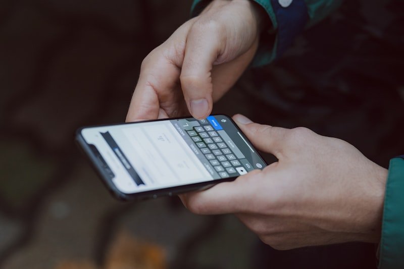 text message digital communication abbreviations LOL BTW 數位英文縮寫