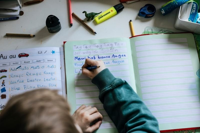 Student taking notes on English technology idioms in a notebook — 台灣學生學習科技英文慣用語