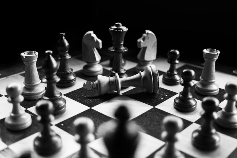 War and conflict idioms in English illustrated by a fallen chess king