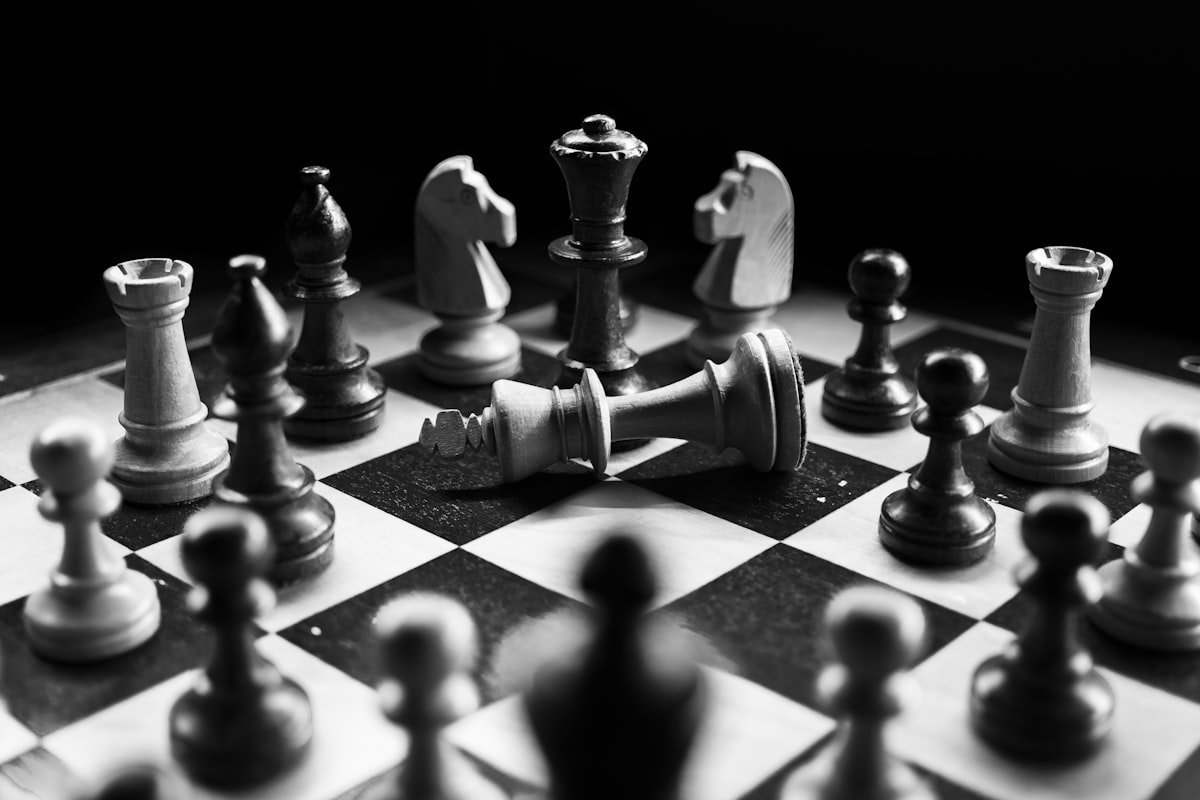 War and conflict idioms in English illustrated by a fallen chess king