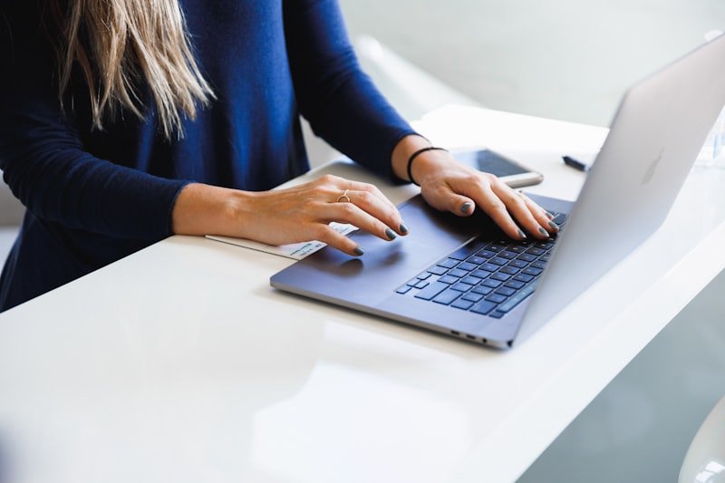 woman writing business email in English 職場英文email