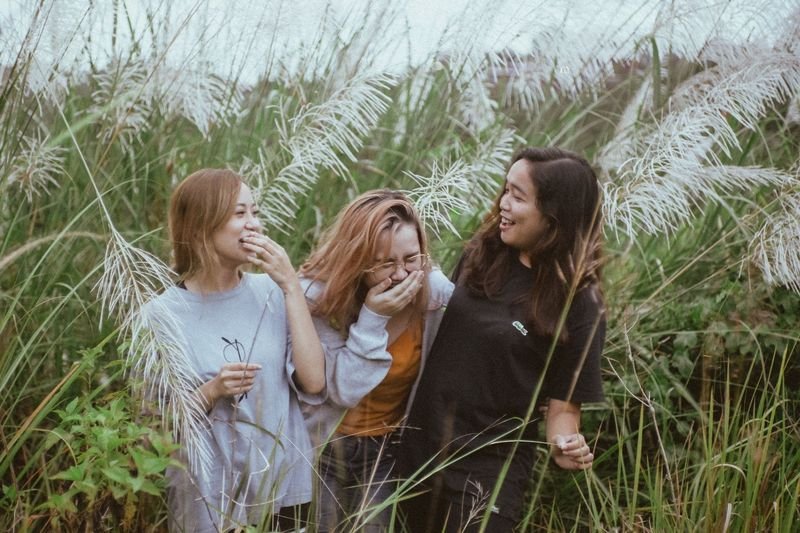 personality adjectives for describing friendly outgoing people in English